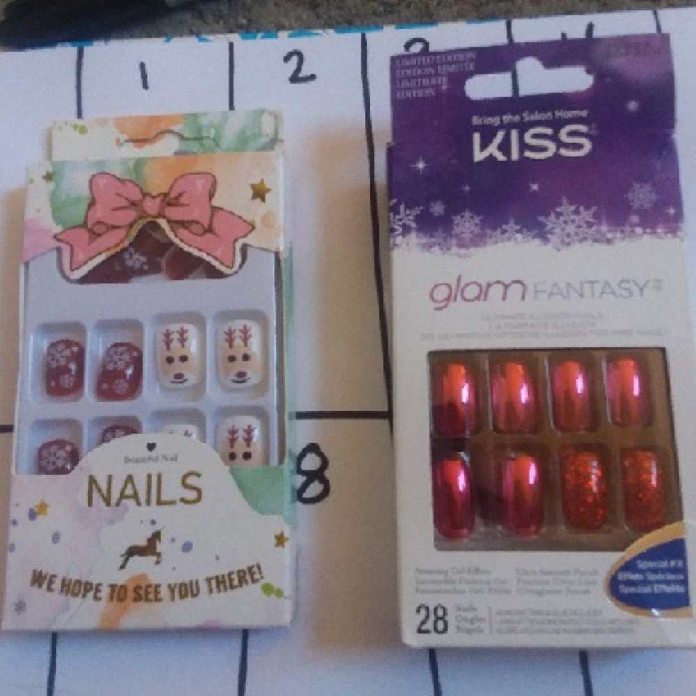 Holiday nails - 94 nails total (pics of all nails in listing)